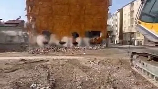 Biri Korna İle Yıkıldı, Diğeri Tek Dokunuşta Yerle Bir Oldu