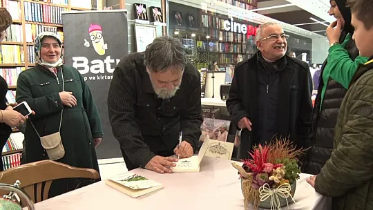 İhsan Tarakçı Kitabını Okurları İçin İmzaladı