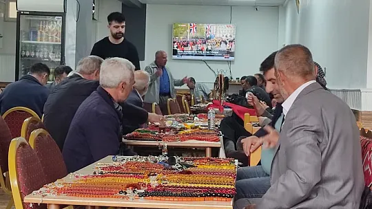 Tespihler çay ocağında sergilenip tüm Türkiye'ye satılıyor