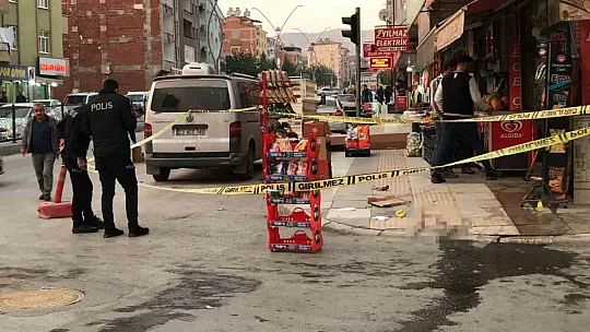 Caddede Yürürken Silahlı Saldırıya Uğrayan 2 Kişi Yaralandı