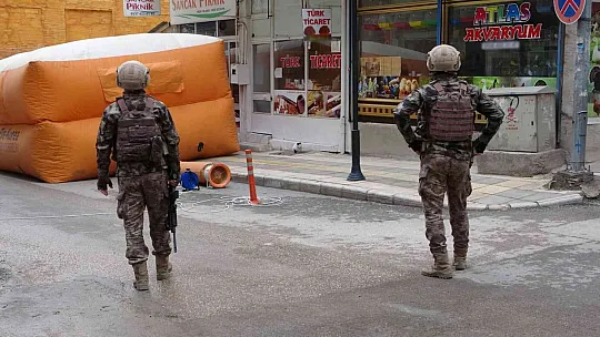 Cama çıkıp kafasına silah dayayan şahıs 9 saatin sonunda ikna edilerek indirildi