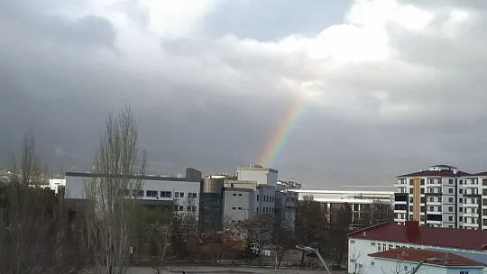 Elazığ'da yağmur sonrası çıkan gökkuşağı mest etti