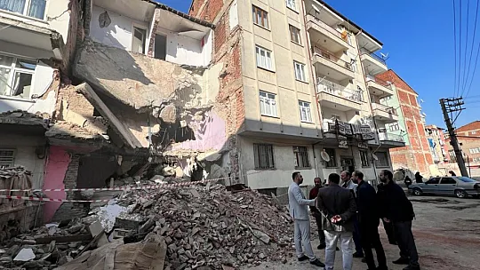 Elazığ'da Binalarının Kolonları Zarar Gören Vatandaşlar Korkudan Evlerine Giremiyor