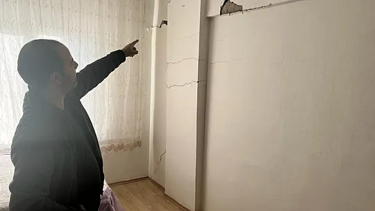Elazığ'da Binalarının Kolonları Zarar Gören Vatandaşlar Korkudan Evlerine Giremiyor