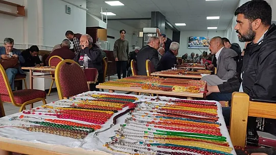 Tespihler çay ocağında sergilenip tüm Türkiye'ye satılıyor