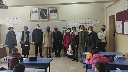 Fırat Üniversitesi Kadınlar Kolundan İlkokul Öğrencilerine Kırtasiye ve Giysi Yardımı