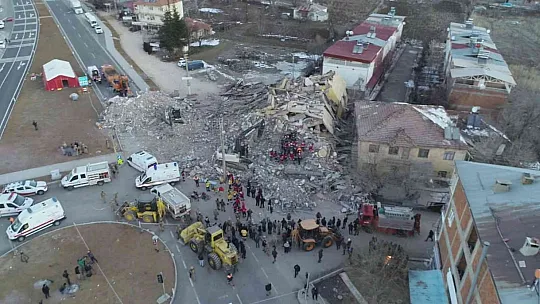 Depremde doğan ve depremde hayatını kaybeden Miraç'ın kabri başındaki detay yürek burktu