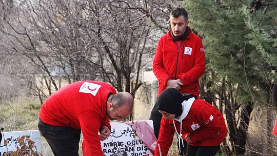 Depremde doğan ve depremde hayatını kaybeden Miraç'ın kabri başındaki detay yürek burktu