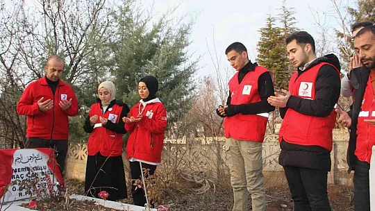 Depremde doğan ve depremde hayatını kaybeden Miraç'ın kabri başındaki detay yürek burktu