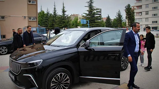 Başkan Şerifoğulları, TOGG ile Geldiği Okulda Oyunu Kullandı
