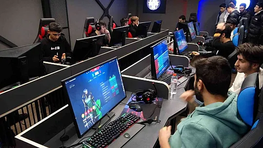 E-Spor Merkezi'nde heyecan dolu turnuva sona erdi