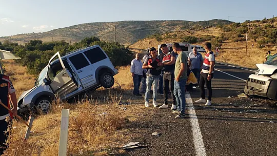 Karakoçan'da İki Araç Kafa Kafaya Çarpıştı: 9 Yaralı