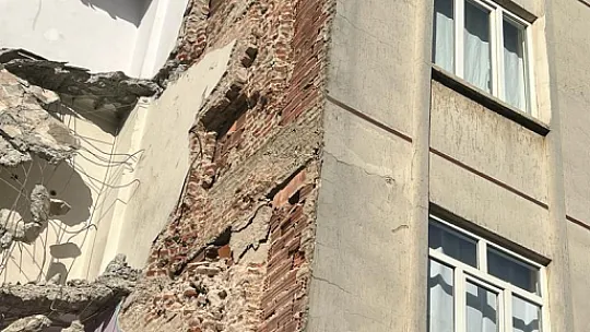 Elazığ'da Binalarının Kolonları Zarar Gören Vatandaşlar Korkudan Evlerine Giremiyor