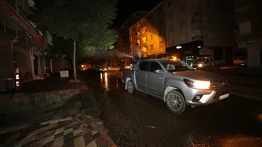 Elazığ Belediyesi, Pazartesi Pazarında Temizlik ve İlaçlama Çalışması Yaptı