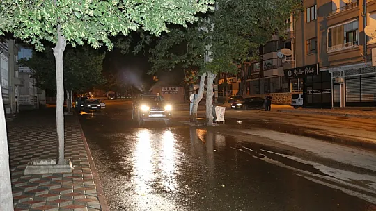 Elazığ Belediyesi, Pazartesi Pazarında Temizlik ve İlaçlama Çalışması Yaptı