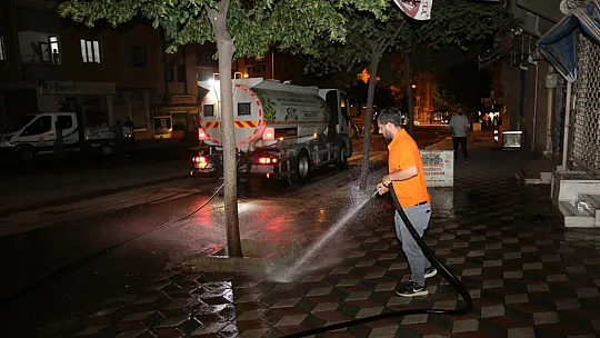 Elazığ Belediyesi, Pazartesi Pazarında Temizlik ve İlaçlama Çalışması Yaptı
