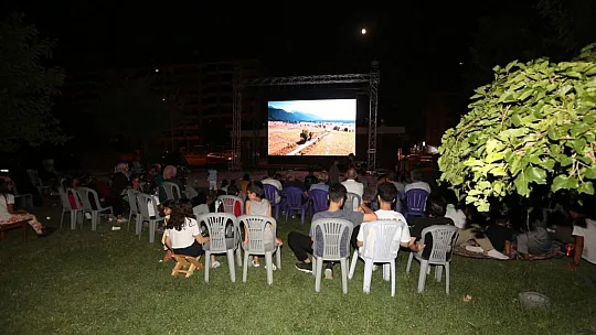 Elazığ Belediyesi'nin Açık Hava Sinemasına Vatandaşlardan Yoğun İlgi