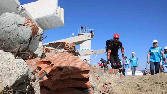 Elazığ'da 345 personelin katıldığı deprem ve yangın tatbikatı nefes kesti