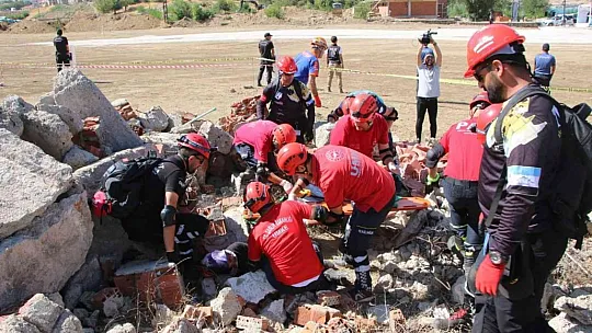 Elazığ'da 345 personelin katıldığı deprem ve yangın tatbikatı nefes kesti