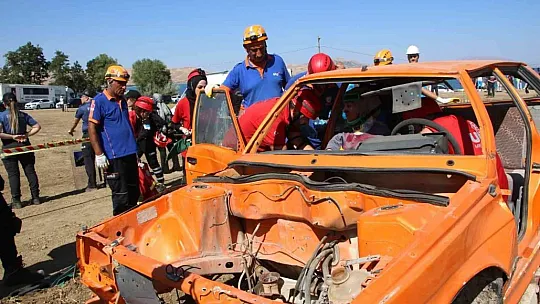 Elazığ'da 345 personelin katıldığı deprem ve yangın tatbikatı nefes kesti