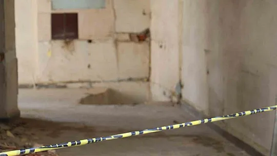 Elazığ'da ağır hasarlı binalara 'naylon şeritli' önlem