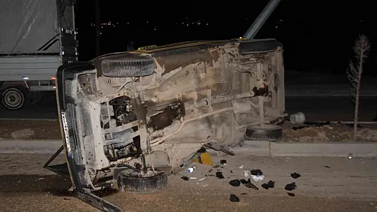Elazığ'da aydınlatma direğine çarpan otomobil yan yattı: 3 yaralı