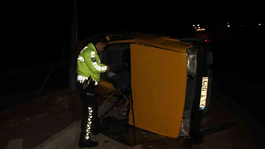 Elazığ'da aydınlatma direğine çarpan otomobil yan yattı: 3 yaralı