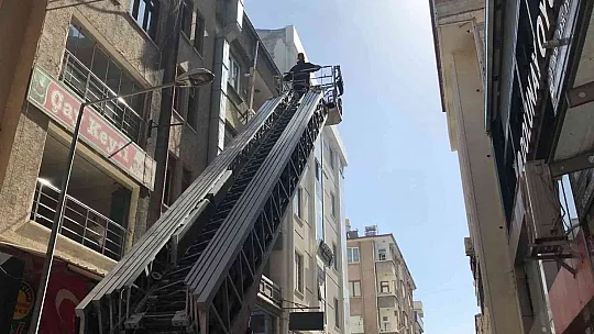 Elazığ'da çatı yangını, büyümeden söndürüldü