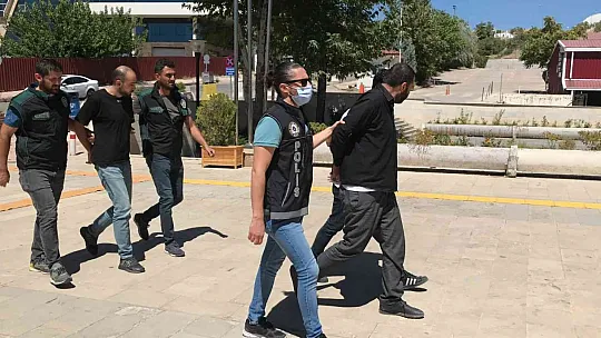 Elazığ'da dedektör köpeği 'Alex' uyuşturucu tacirlerine geçit vermedi: 2 gözaltı