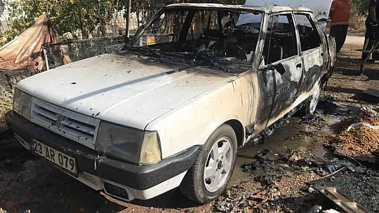 Elazığ'da Depoyla Birlikte Otomobil De Küle Döndü