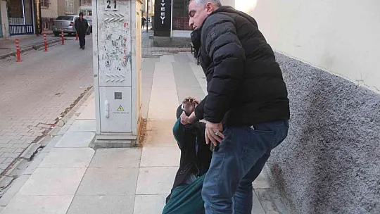 Elazığ'da dilenci operasyonu: Kimi gazetecilere tepki gösterdi, kimi kendini yerlere attı