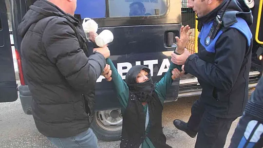 Elazığ'da dilenci operasyonu: Kimi gazetecilere tepki gösterdi, kimi kendini yerlere attı