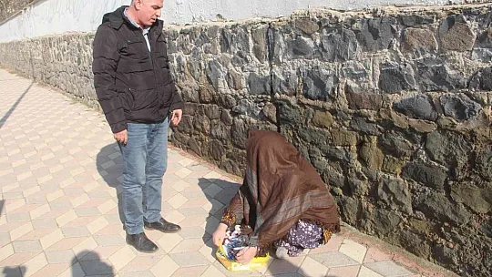 Elazığ'da dilenci operasyonu: Kimi gazetecilere tepki gösterdi, kimi kendini yerlere attı