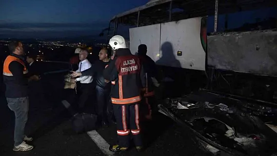 Elazığ'da Faciadan Dönüldü: Yolcu otobüsü Alev Topuna Döndü