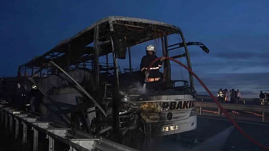 Elazığ'da Faciadan Dönüldü: Yolcu otobüsü Alev Topuna Döndü