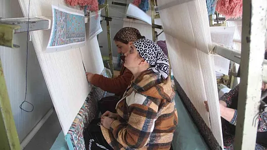 Elazığ'da geçici konaklama merkezinde kalan Ahıska Türkleri hem meslek öğreniyor hem de para kazanıyor
