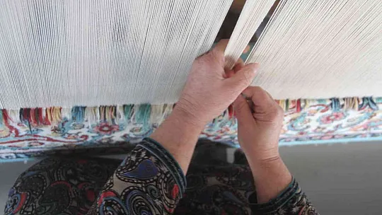 Elazığ'da geçici konaklama merkezinde kalan Ahıska Türkleri hem meslek öğreniyor hem de para kazanıyor