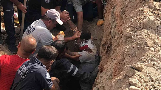 Elazığ'da göçük altında kalan işçi için ekipler seferber oldu