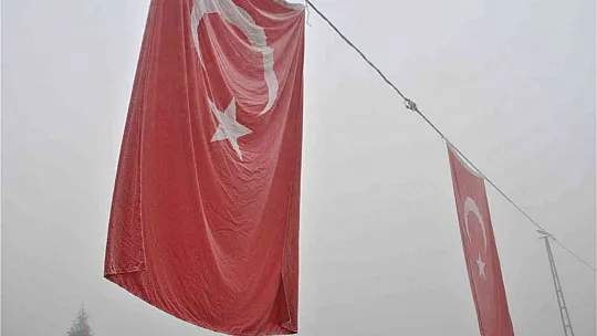 Elazığ'da havuzlar dondu, bayrak buz tuttu