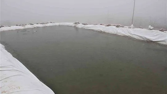 Elazığ'da havuzlar dondu, bayrak buz tuttu