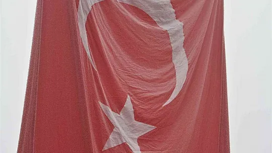 Elazığ'da havuzlar dondu, bayrak buz tuttu