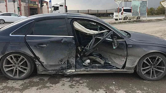Elazığ'da iki araç çarpıştı: 5 yaralı