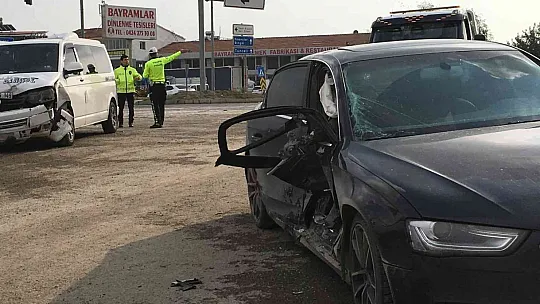 Elazığ'da iki araç çarpıştı: 5 yaralı