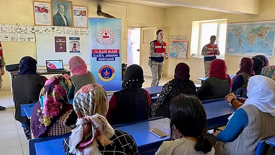 Elazığ'da jandarma ekipleri KADES'i anlattı