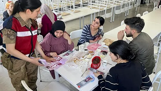 Elazığ'da jandarma ekipleri KADES'i anlattı