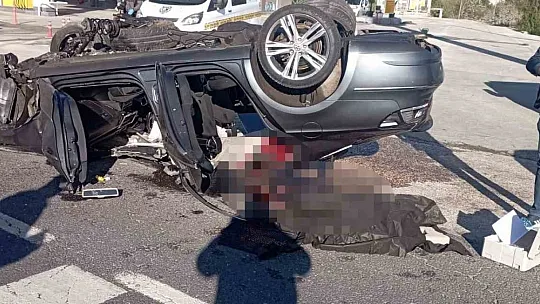 Elazığ'da karşı şeride geçen otomobil ters döndü: 1 ölü, 2 yaralı