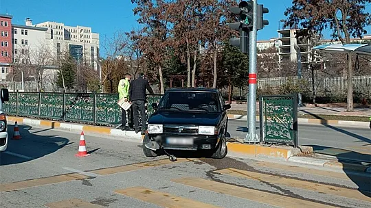 Elazığ'da kontrolünü kaybeden sürücü refüje çıktı