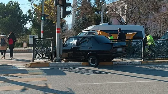 Elazığ'da kontrolünü kaybeden sürücü refüje çıktı