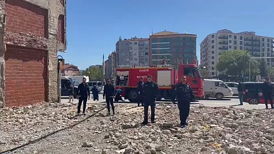 Elazığ'da metruk binanın bodrum katında yangın