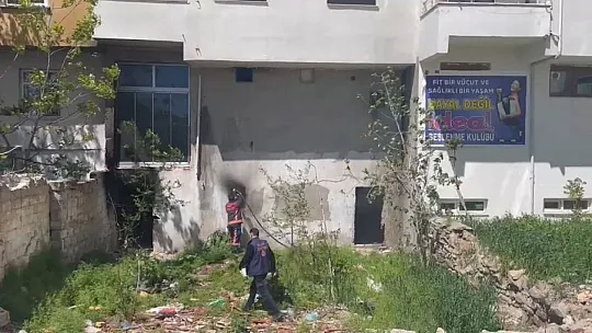 Elazığ'da metruk binanın bodrum katında yangın